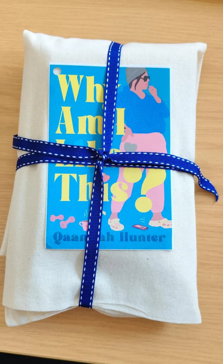 Why am I like this tote and novel combo